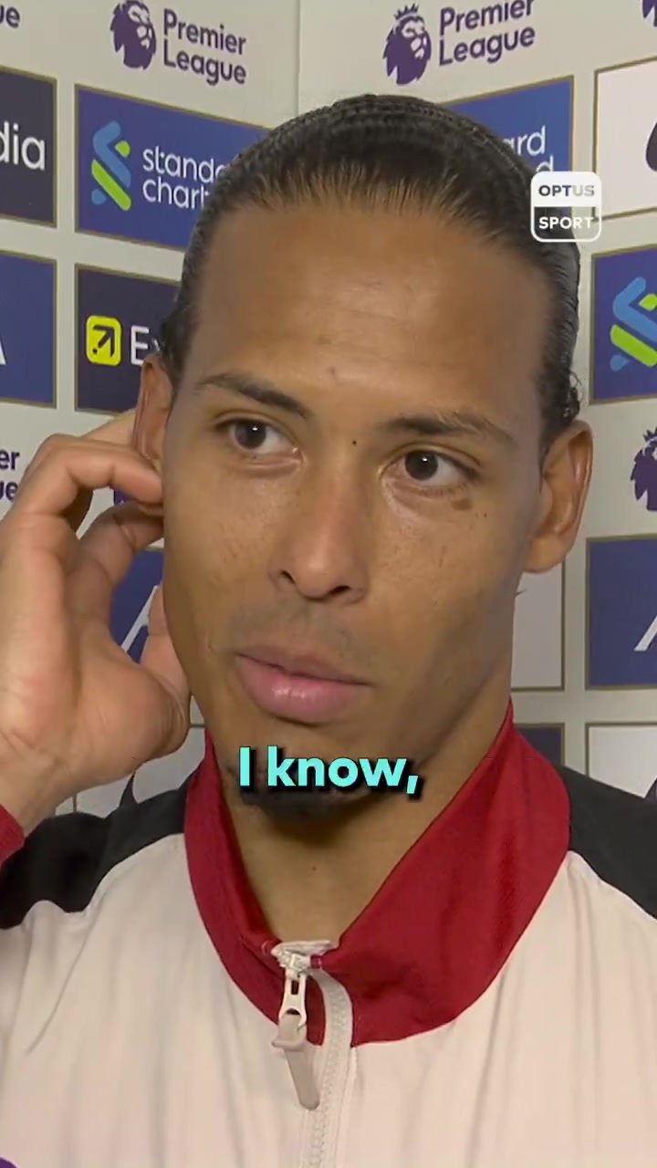 笑容出卖了你😂范迪克被问续约装傻：I know, but I don't know